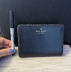 KATE SPADE BIFOLD WALLET USED EXCELLENT CONDITION